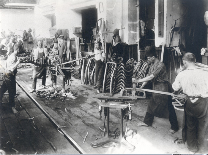 zdjęcie udostępnione z kart historii zakładu produkującego krzesła i stoły Fameg Radomsko